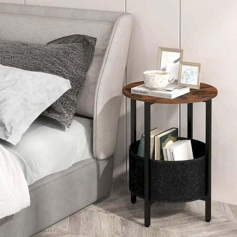 Mesa auxiliar redonda con cesta de almacenamiento de fieltro y patas metálicas en X