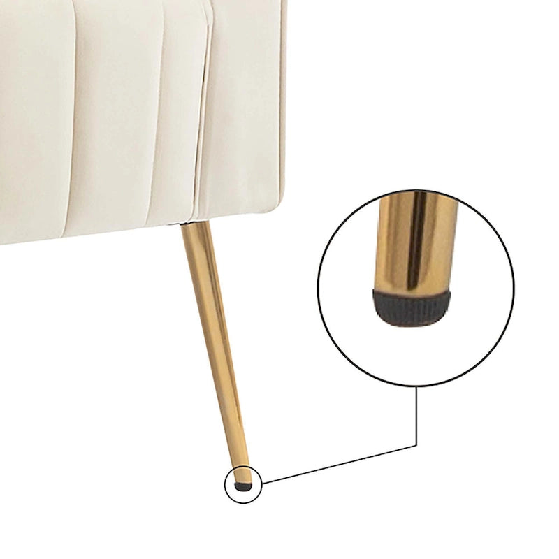 Sillón decorativo de terciopelo con respaldo alto y patas de metal dorado