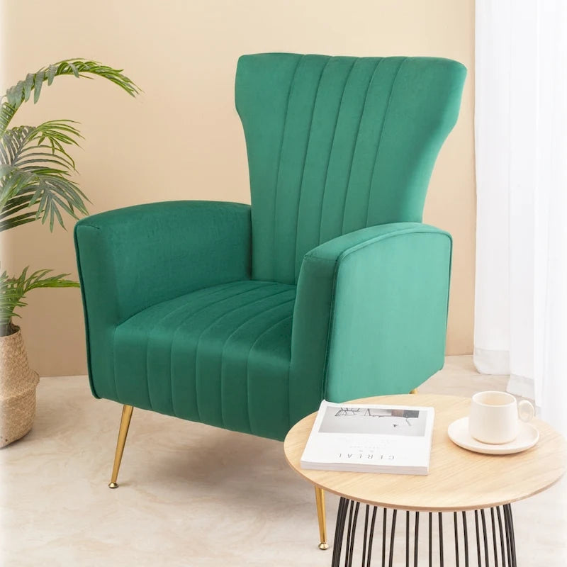 Sillón decorativo de terciopelo con respaldo alto y patas de metal dorado