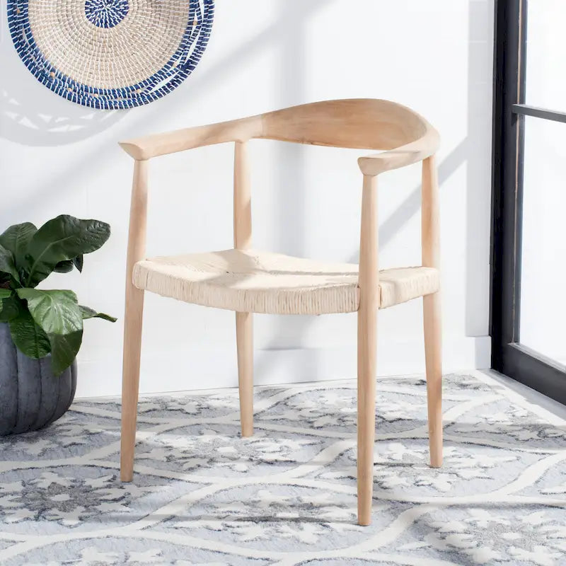 Sillón decorativo de ratán trenzado con estructura de madera de mediados de siglo