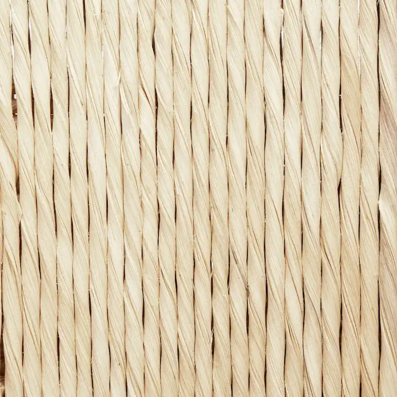 Sillón decorativo de ratán trenzado con estructura de madera de mediados de siglo