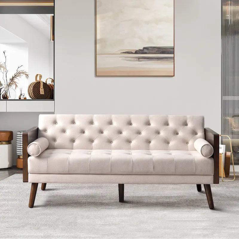 Mid-Century-Modern-Stoffsofa mit Knopfsteppung und goldfarbenen Beinenden