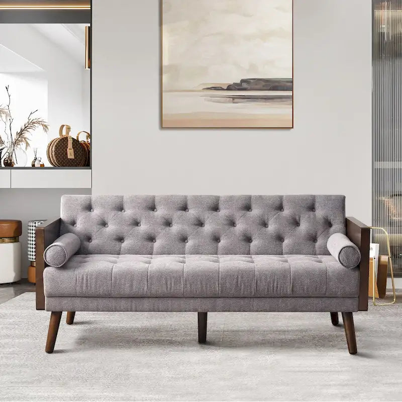 Mid-Century-Modern-Stoffsofa mit Knopfsteppung und goldfarbenen Beinenden