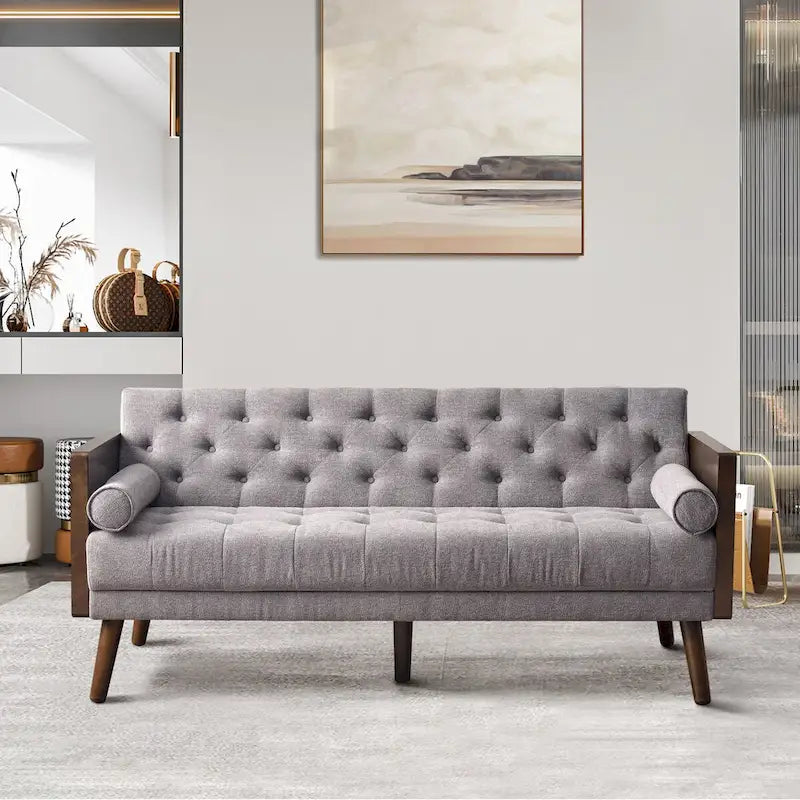 Mid-Century-Modern-Stoffsofa mit Knopfsteppung und goldfarbenen Beinenden