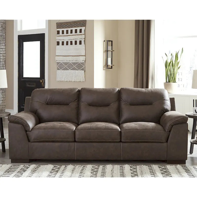 Divano in similpelle trapuntata con braccioli imbottiti effetto pillow-top e cuciture oversize
