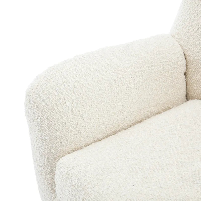 Poltrona club wingback trapuntata in bouclé con gambe in legno di hevea