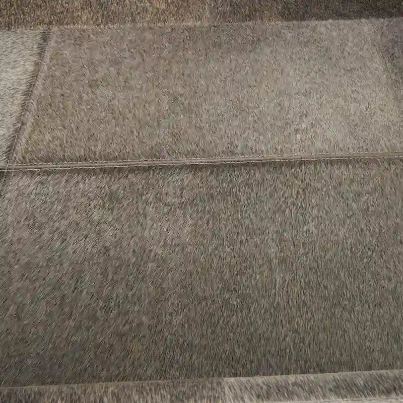 Mesa auxiliar decorativa con bandeja de piel con pelo y patas diagonales plateadas