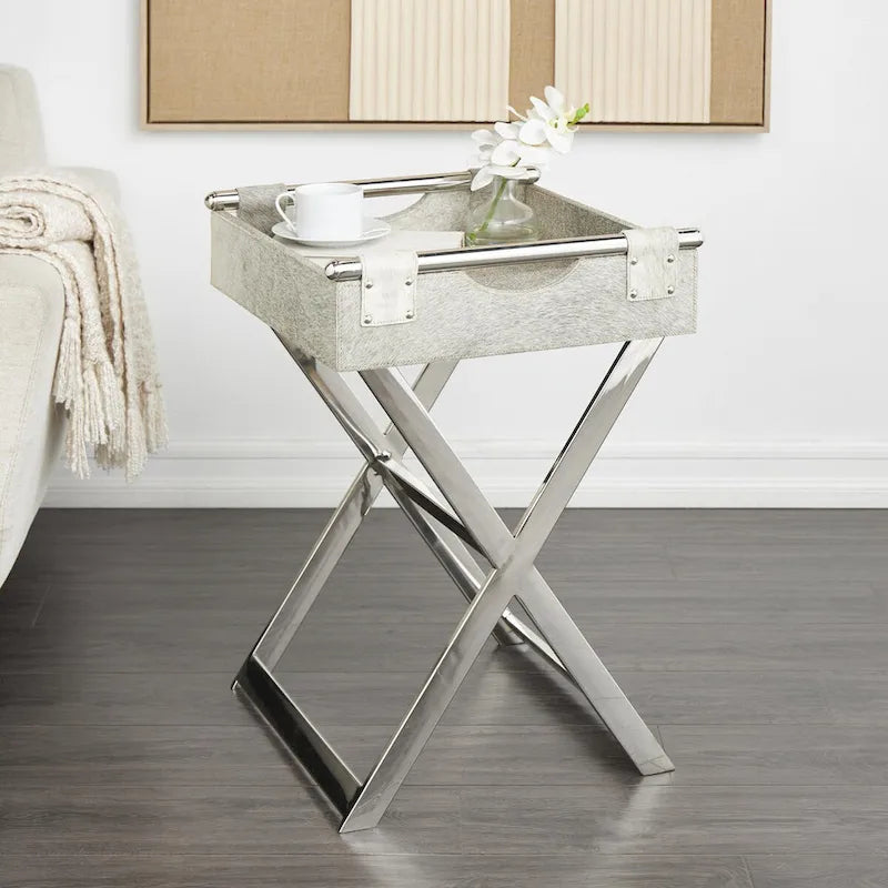 Mesa auxiliar decorativa con bandeja de piel con pelo y patas diagonales plateadas