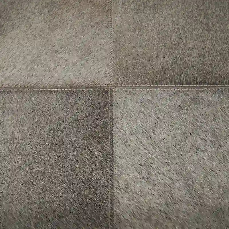 Mesa auxiliar decorativa con bandeja de piel con pelo y patas diagonales plateadas